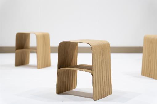 Bild 5: Schicker Hocker aus Furnier. Foto: IFN/Kouichi Kurome, Japan
